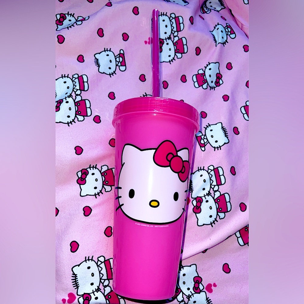 NWT* Hello Kitty 24oz Color Changing Pink Travel Tumbler / 700 ML